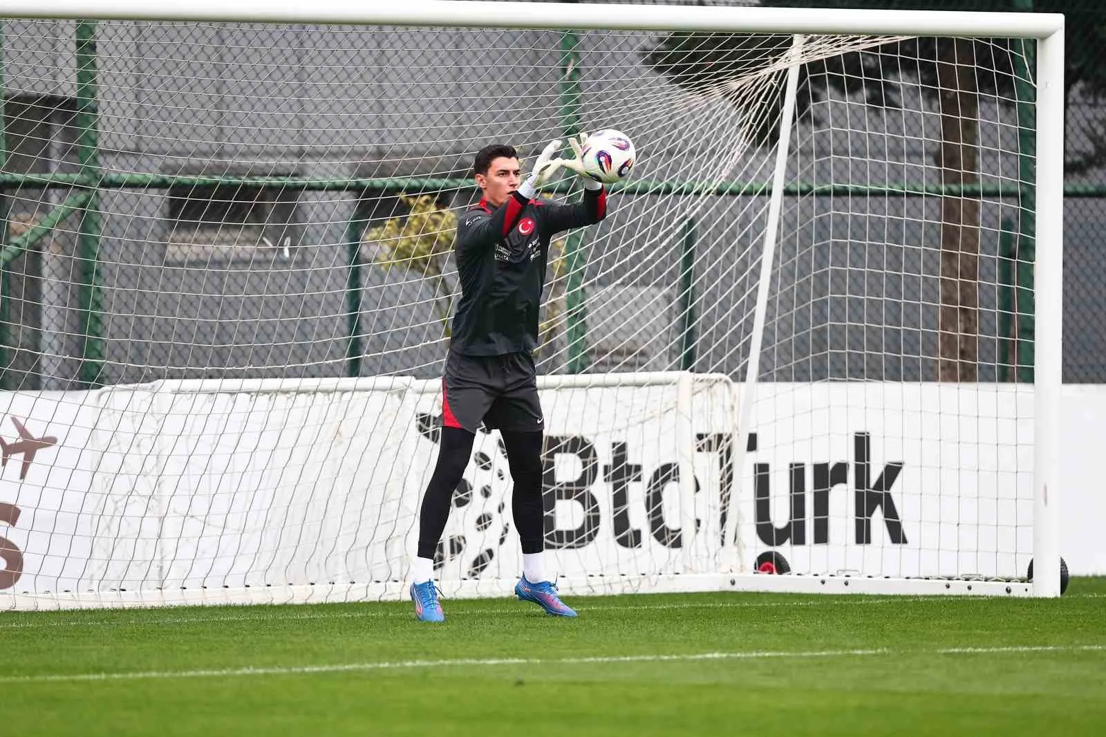 Türkiye Futbol Federasyonu, milli kaleci Berke Özer’in, Bulgaristan maçı sonrasında