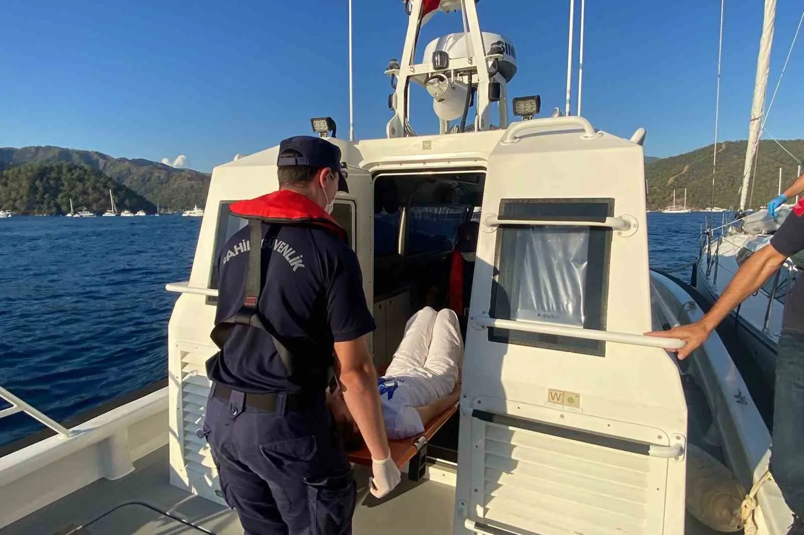 Muğla’nın Fethiye ilçesi açıklarında seyreden ticari yaralanan vatandaşa tıbbi tahliye