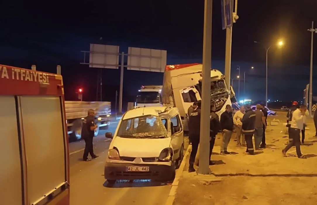 Konya’nın Karapınar ilçesinde tır ile hafif ticari aracın çarpışması sonucu