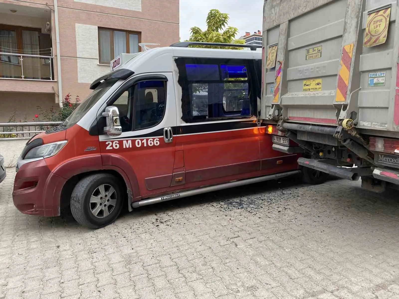 Eskişehir’de tır ile minibüsün çarpıştığı kazada maddi hasar oluştu. Olay,