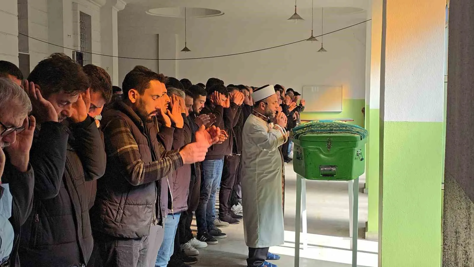 Anadolu Otoyolu’nun Sakarya geçişinde, arıza yapan tırını kontrol etmek için