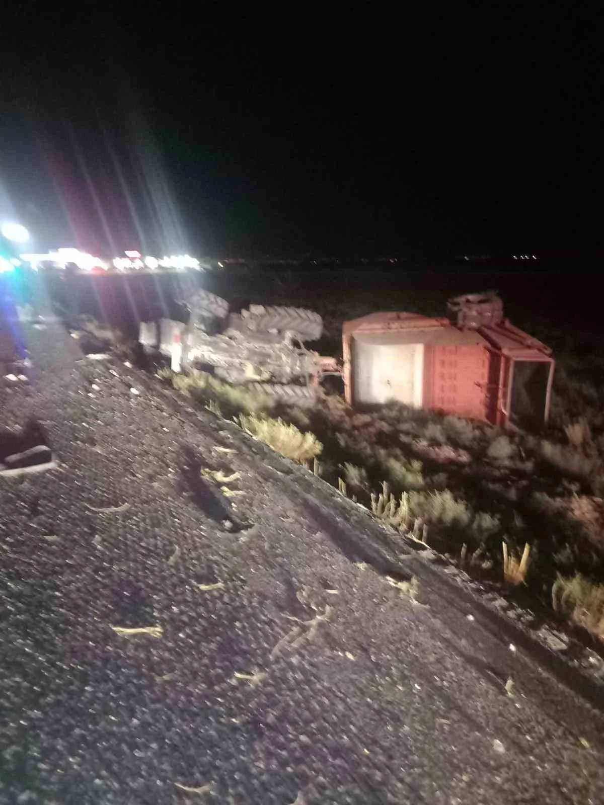 Konya’nın Karapınar ilçesinde seyir halindeki tırın traktöre bağlı tarım makinesine
