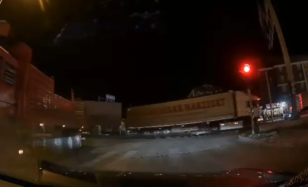 Konya’nın Kulu ilçesinde trafik ışıklarında bekleyen otomobil, karşı yönden gelen