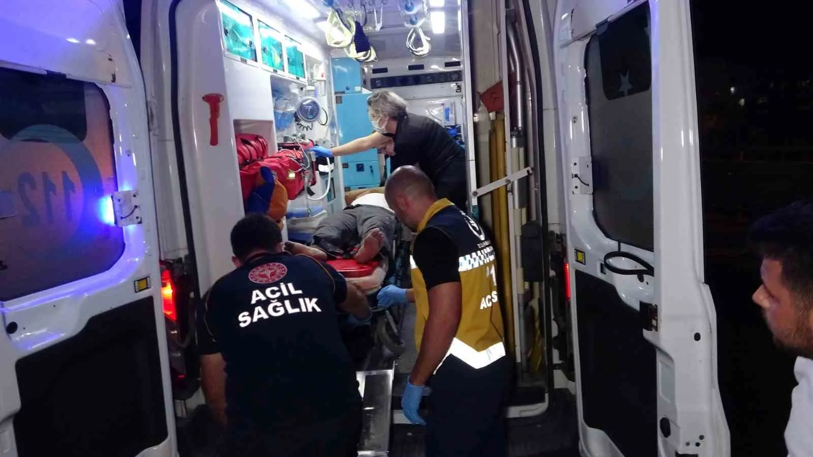 Antalya’nın Manavgat ilçesinde aynı yönde seyir halindeki tırın otomobil ile