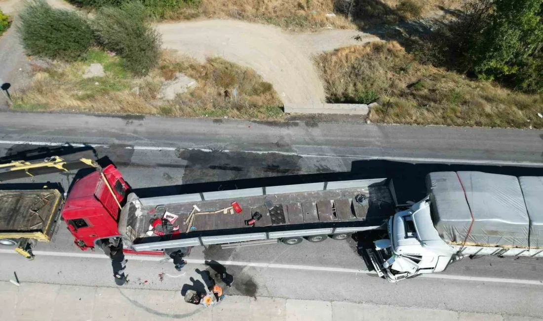 Afyonkarahisar’da kontrolden çıkan tırın önünde seyreden bir başka tıra arkadan