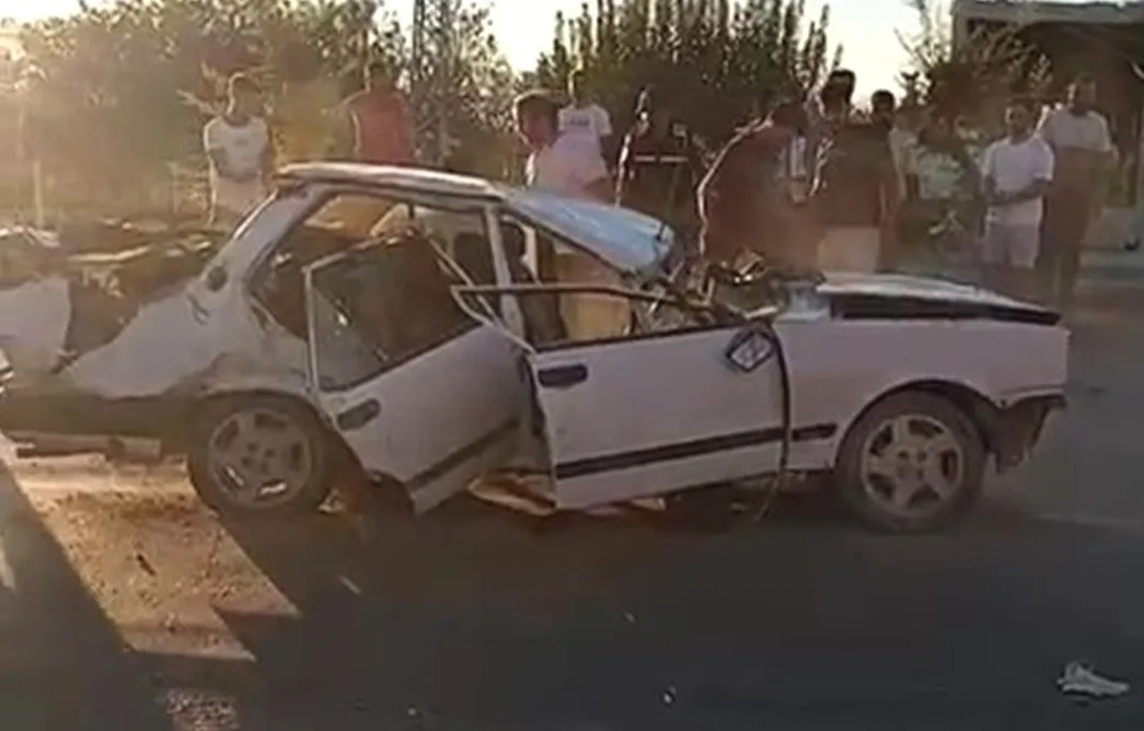 Mersin’in Mut ilçesinde sürücüsünün direksiyon hakimiyetini kaybettiği otomobil takla atarak