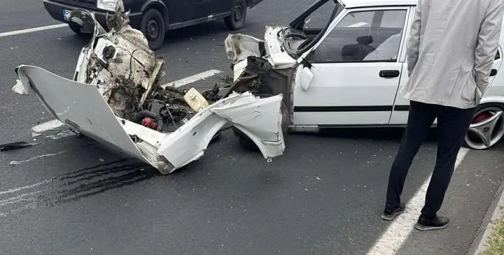 Nevşehir’de kontrolden çıkan Tofaş marka otomobil orta refüjde bulunan aydınlatma