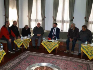 Tokat’ta yıllardır açık alanda çalışan ayakkabı boyacıları, Tokat Belediyesi’nin Sulusokak
