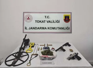Tokat’ın Turhal ilçesinde bir evde ruhsatsız silah, kaçak kazı malzemesi