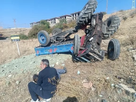 Tokat’ta traktörün devrilmesi sonucu 2 kişi yaralandı. Kaza, sabah saatlerinde