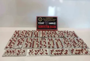 Tokat’ta Narkotik ekiplerinin düzenlediği operasyonda, bir şüphelinin üzerinde ve evinde