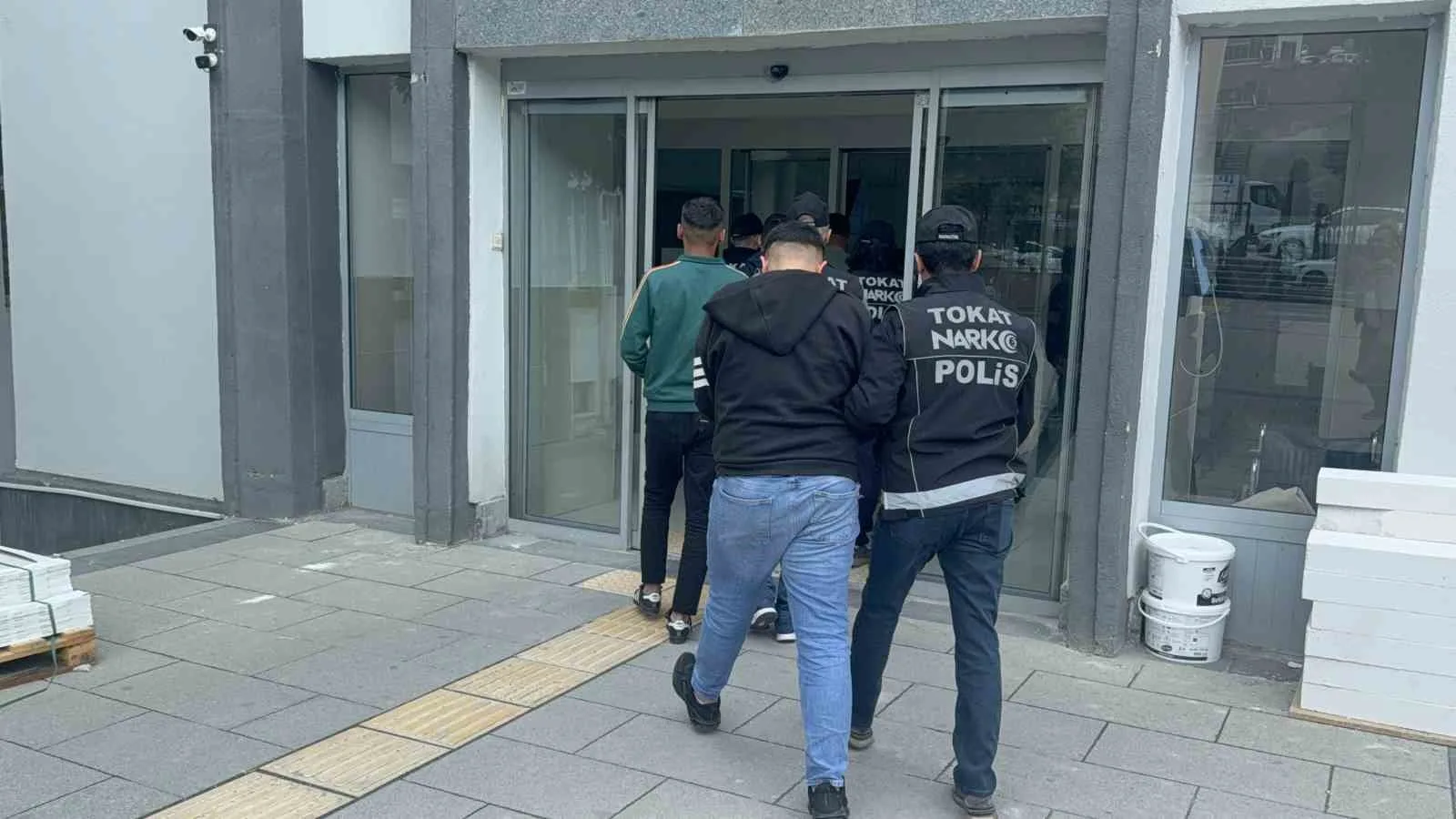 Tokat’ta Narkotik ekiplerinin düzenlediği operasyonda sentetik ecza hap ele geçirilirken