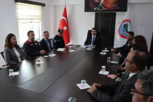 Tomarza Kaymakamlığı görevine getirilen Selim Eser, görevine başladı. Kaymakam Eser,