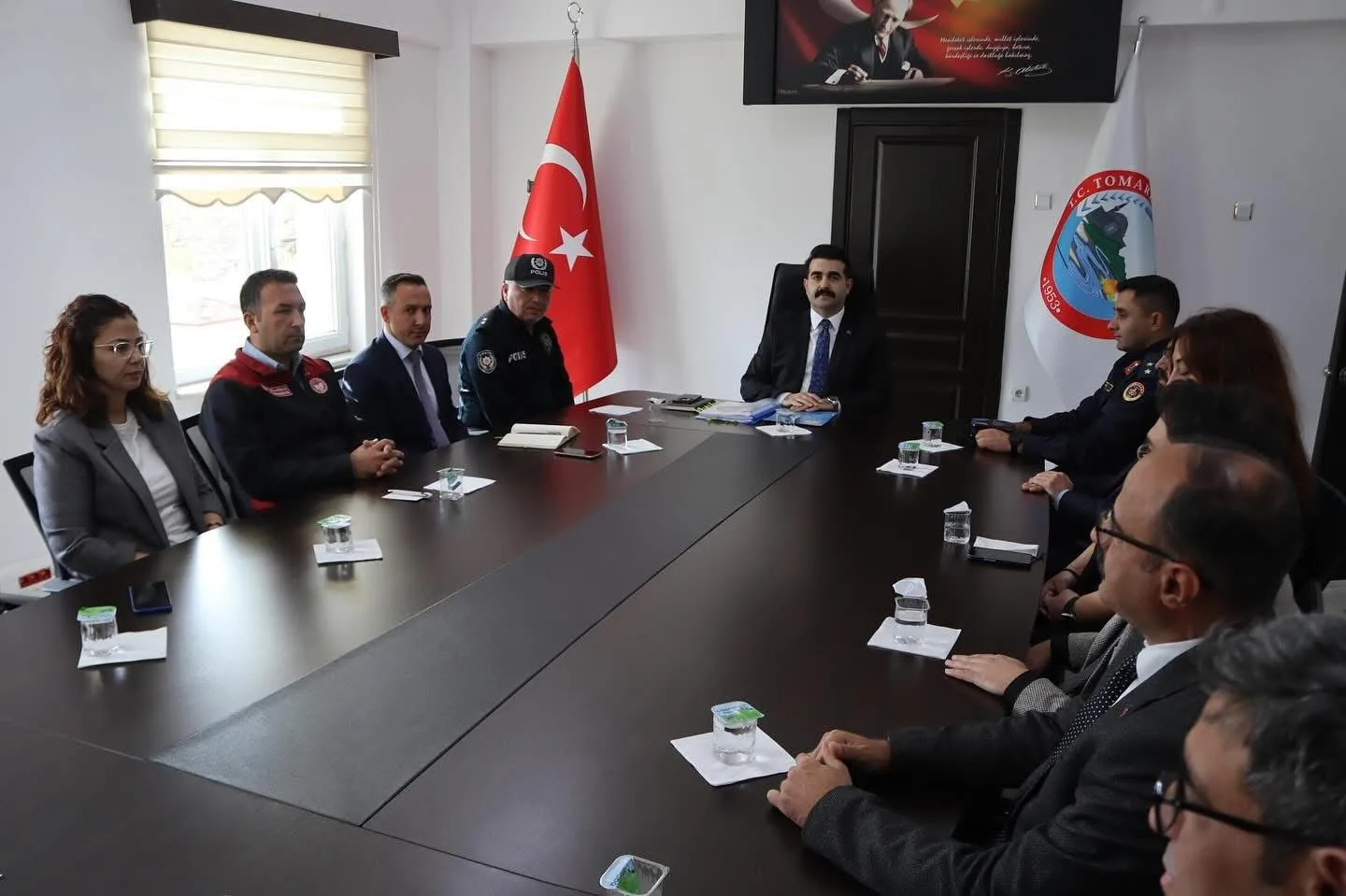 Tomarza Kaymakamlığı görevine getirilen Selim Eser, görevine başladı. Kaymakam Eser,