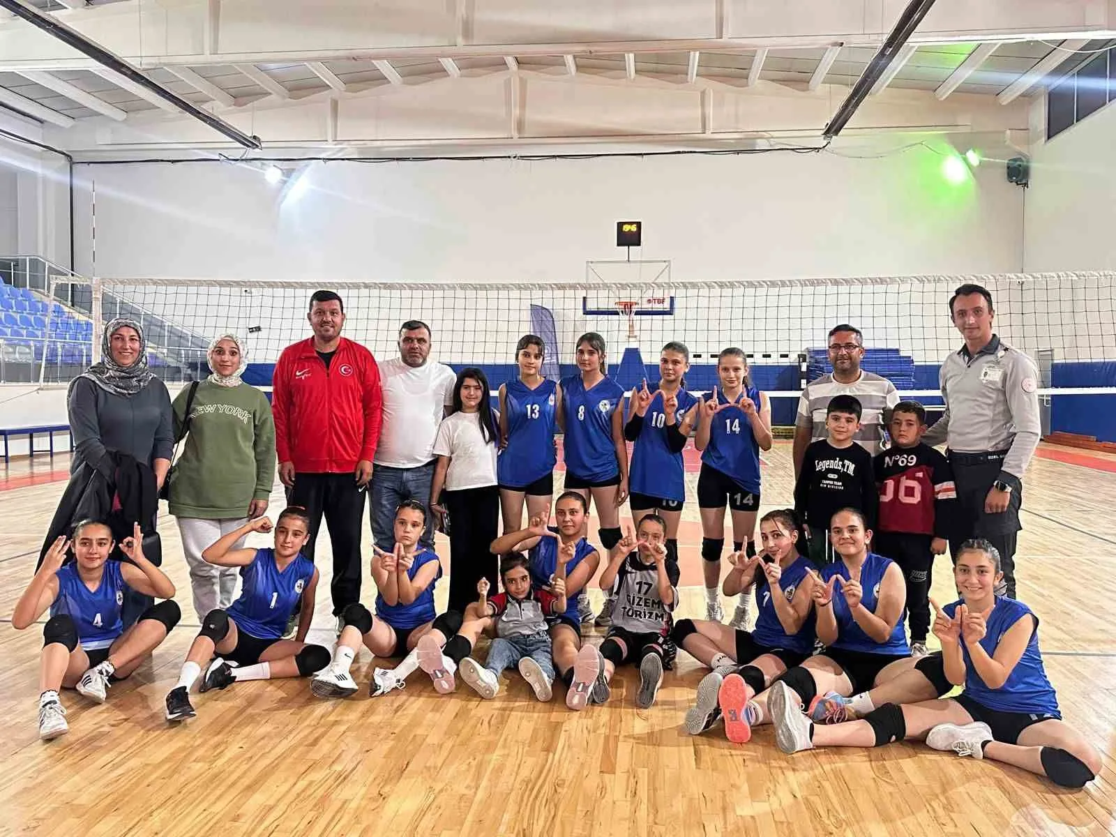 Tomarza Belediyespor Kız Voleybol Takımı Kayseri Doğa Koleji 3-0 mağlup