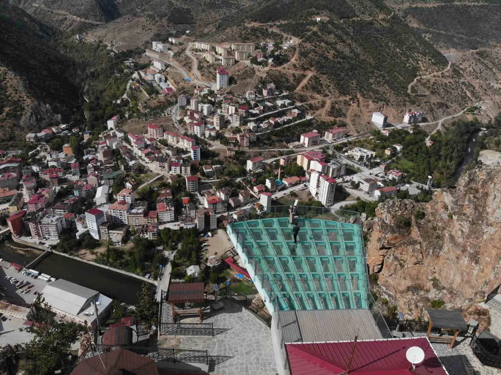 Gümüşhane’nin Torul ilçesinde 240 metrelik yüksekliğiyle dikkat çeken Cam Seyir