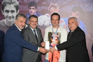 Trabzon Büyükşehir Belediyesi’nin ev sahipliğinde düzenlenen “Efsanelerle Yeniden” futbol turnuvası,