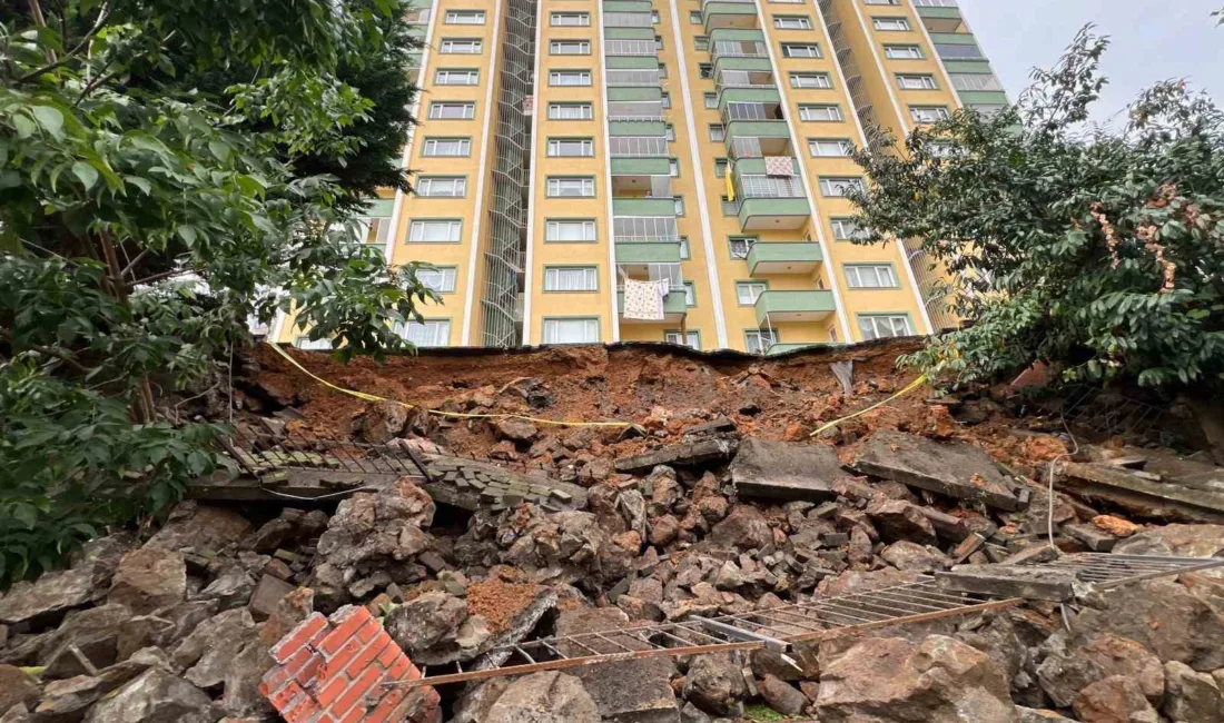 Trabzon’un Ortahisar ilçesi Pelitli mahallesinde bir sitenin önündeki istinat duvarı