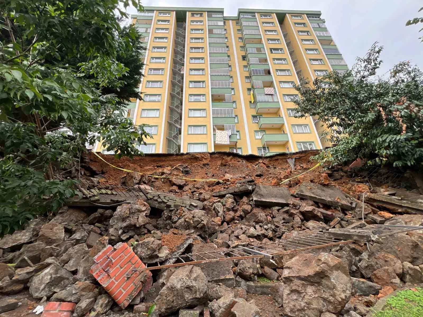 Trabzon’un Ortahisar ilçesi Pelitli mahallesinde bir sitenin önündeki istinat duvarı