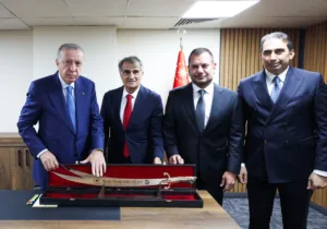 Trabzonspor Kulübü tarafından Cumhurbaşkanı Recep Tayyip Erdoğan’a üzerinde isminin yazılı