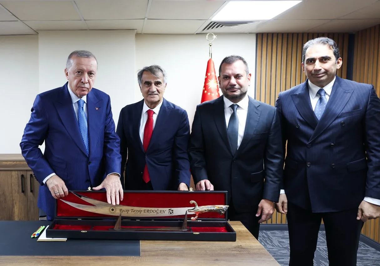 Trabzonspor Kulübü tarafından Cumhurbaşkanı Recep Tayyip Erdoğan’a üzerinde isminin yazılı