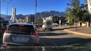 Denizli’de trafik kurallarını ihlal ederek refüj üzerinden geçip, kavşağa bağlanan