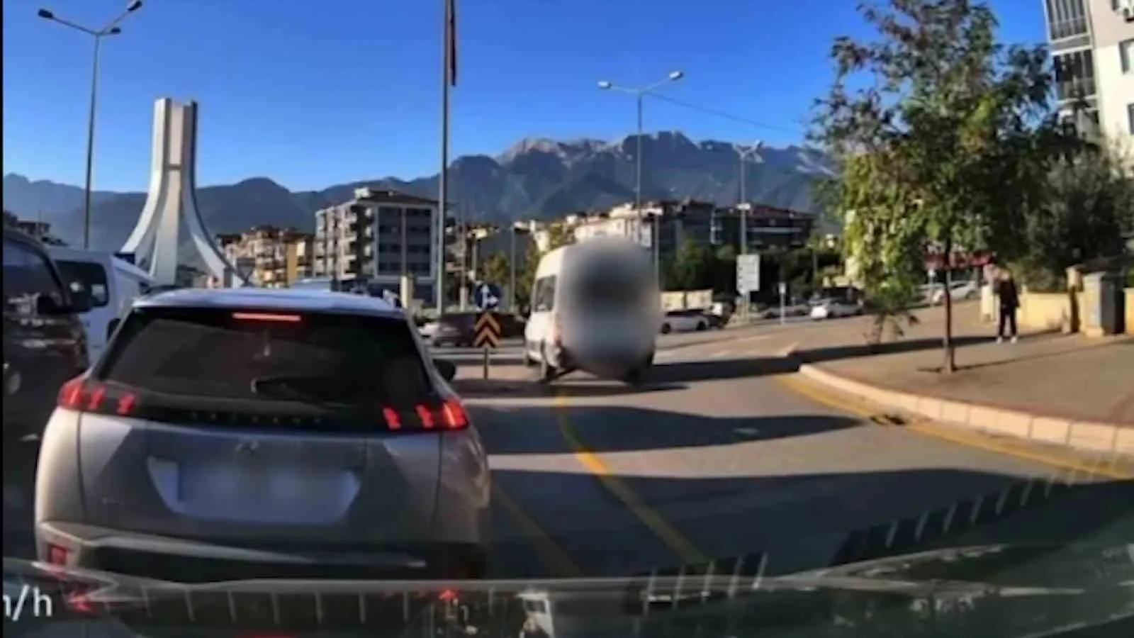 Denizli’de trafik kurallarını ihlal ederek refüj üzerinden geçip, kavşağa bağlanan