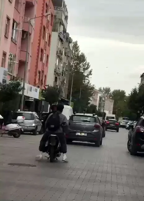 Çanakkale’de trafik güvenliğini tehlikeye atan motosiklet sürücüsü ile yolcusuna ceza