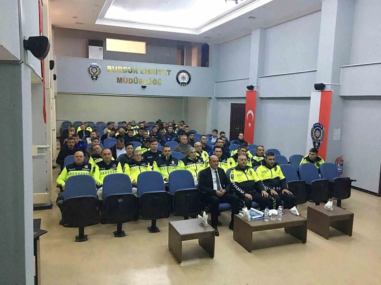 Burdur’da trafik levhalarının sadeleştirilmesi konusunda ilgili kurumlarda çalışan personele yönelik