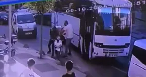 Kocaeli’nin Çayırova ilçesinde motosikletli kuryenin önünü kesen servis minibüsü şoförü,