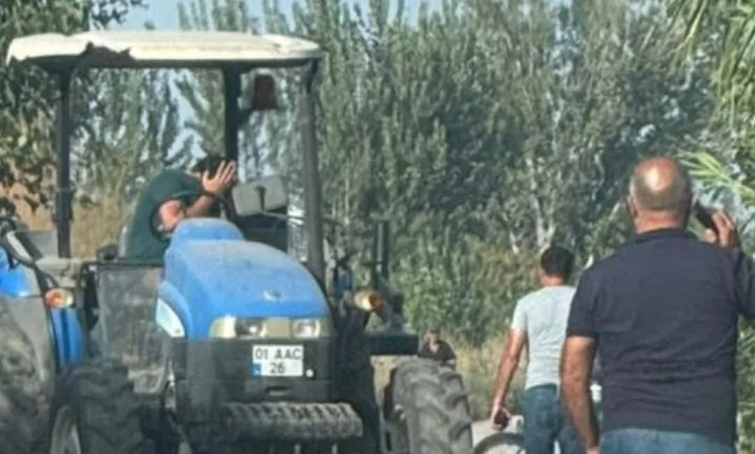 Adana’da traktörün arkasında takılı çapaya çarpan motosikletin sürücüsü hayatını kaybetti.