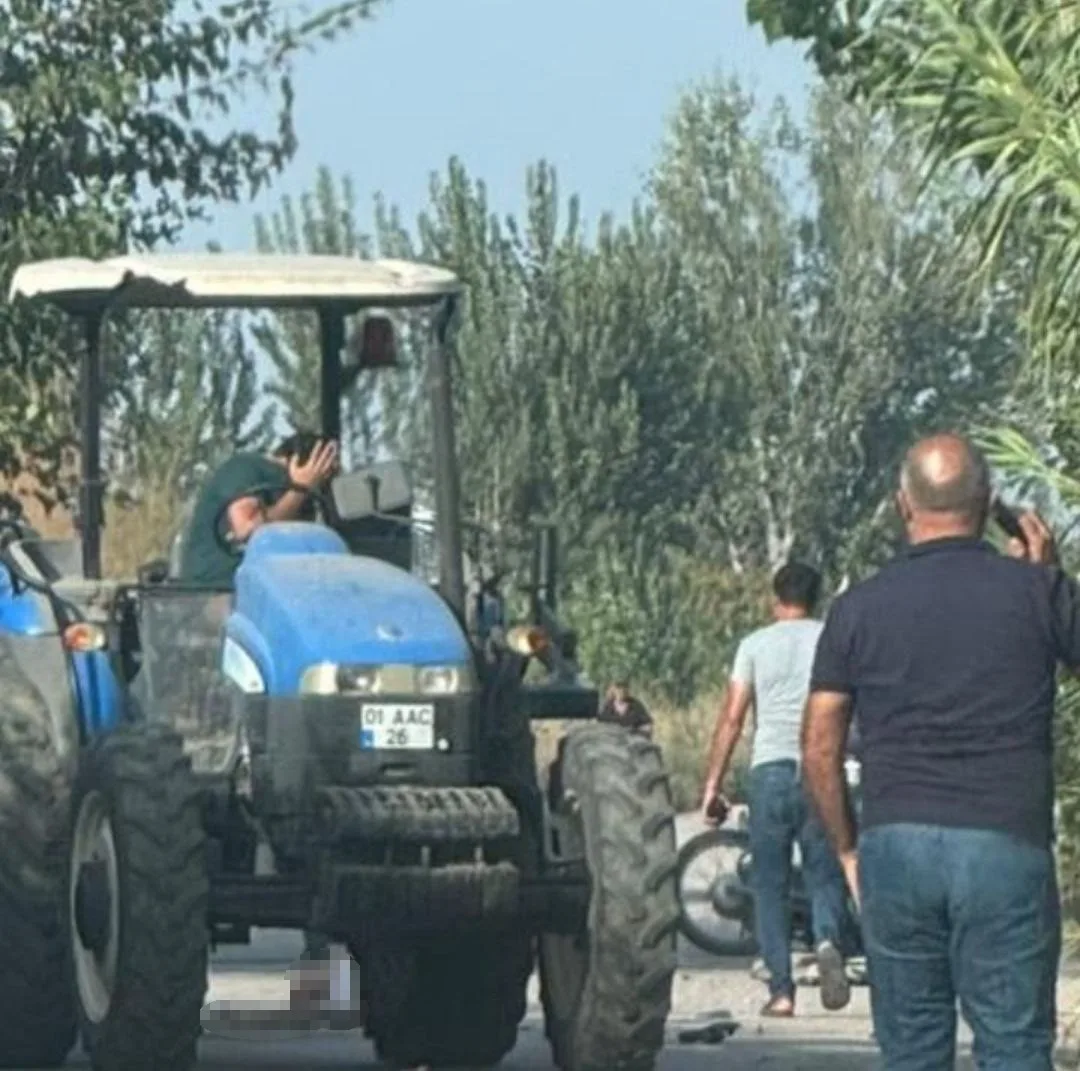 Adana’da traktörün arkasında takılı çapaya çarpan motosikletin sürücüsü hayatını kaybetti.