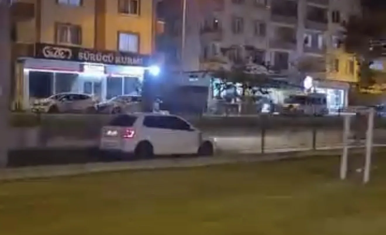 Samsun’da trafik güvenliğini hiçe sayarak tramvay yoluna giren bir sürücü,