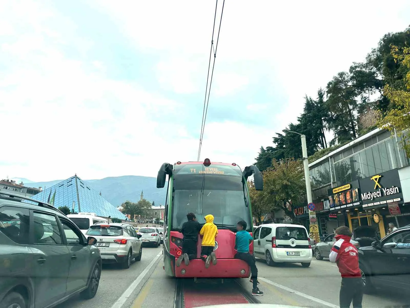 Bursa’da dört çocuk, seyir halindeki tramvayın arkasına tutunarak tehlikeli bir