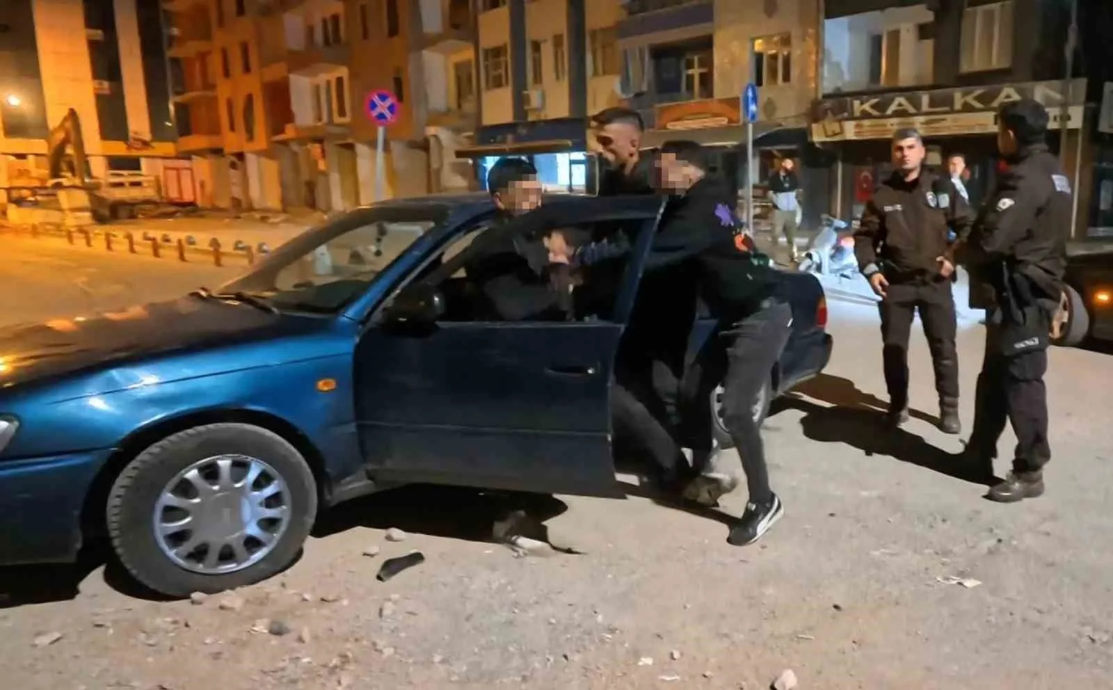 Aksaray’da yere tükürme yüzünden çıkan kavgada alkollü şahıs, vatandaşlara saldırdı.