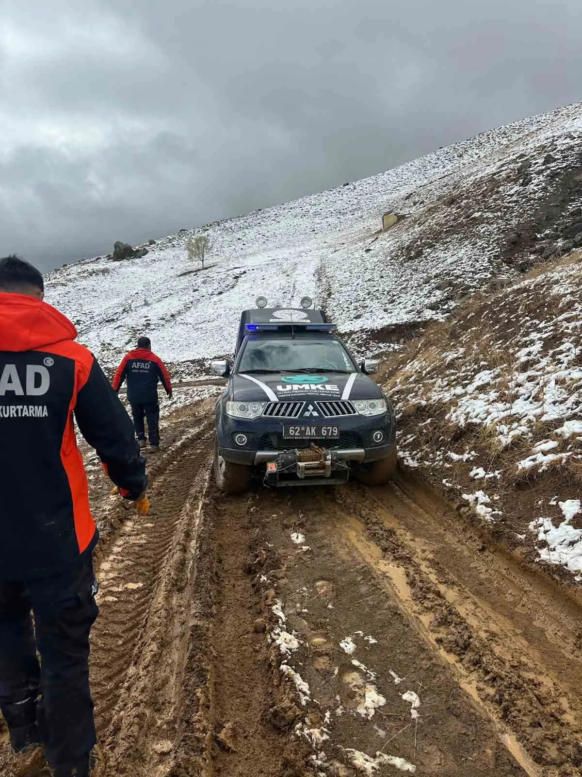 Tunceli’de etkisini sürdüren yağış nedeniyle ulaşımın güçlükle sağlandığı köyde hastalanan