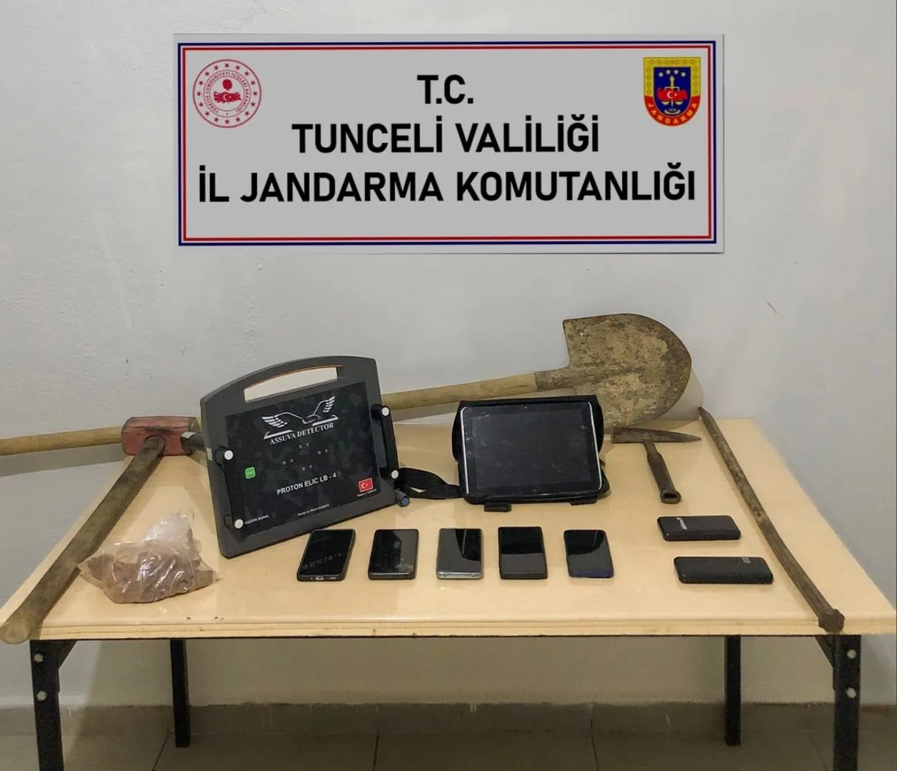 Tunceli’de jandarma tarafından yapılan çalışmada, kaçak kazı yapan 5 şüpheli