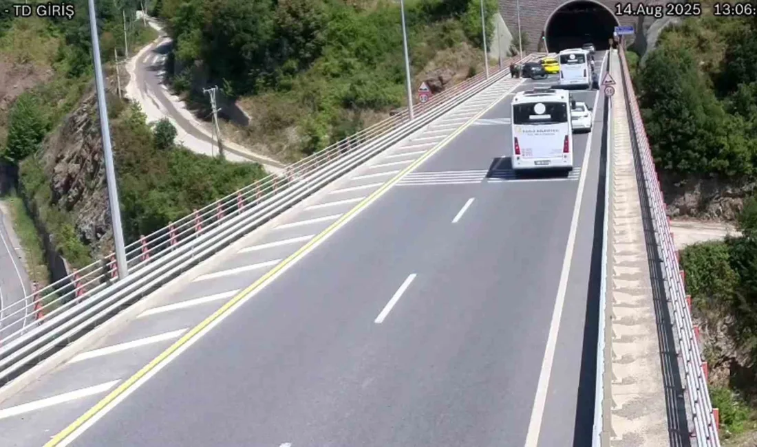 Zonguldak’ın Kozlu ilçesinde içerisinde yolcuların bulunduğu özel halk otobüsünün sürücüsü
