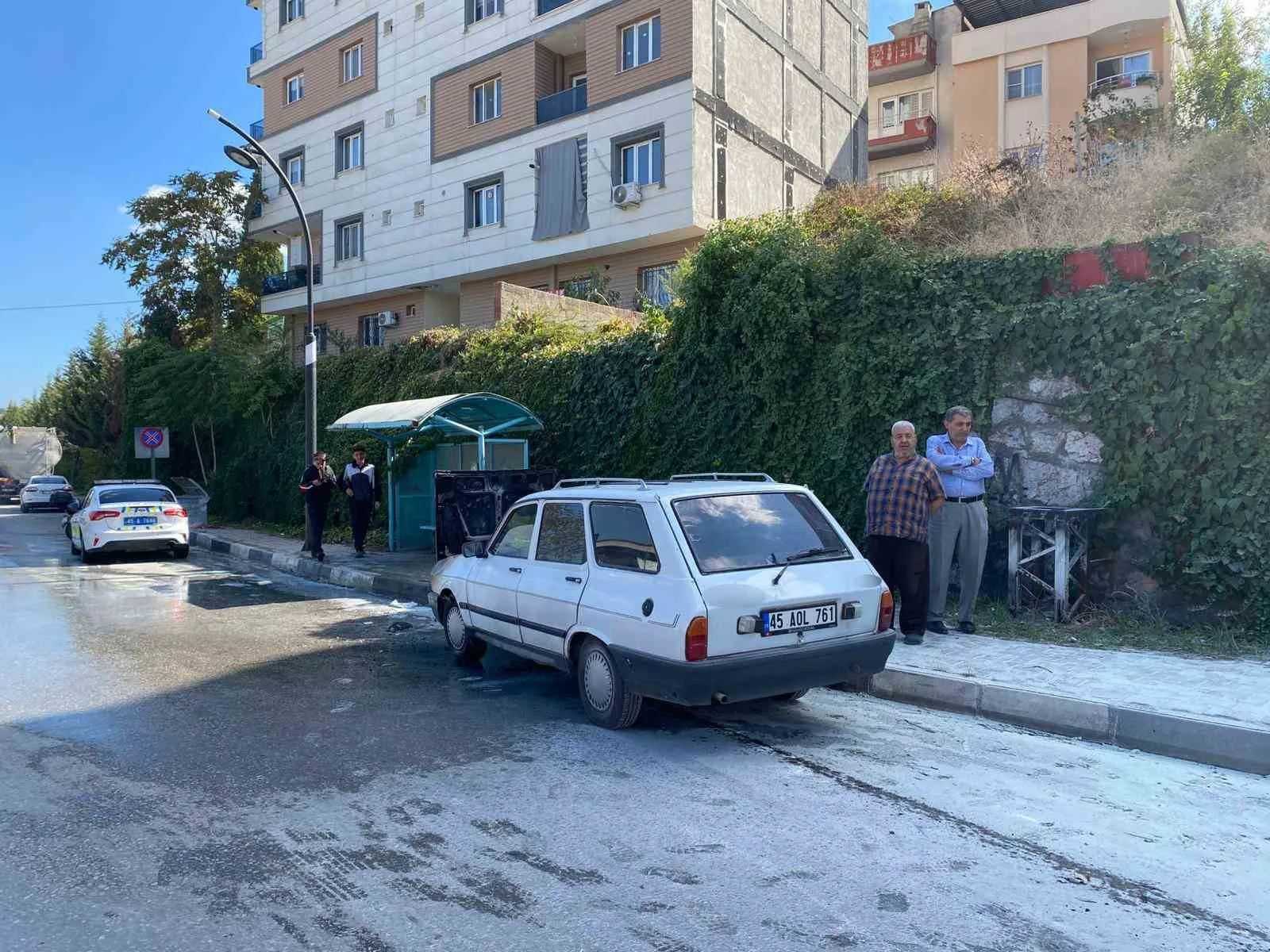 Manisa’nın Turgutlu ilçesinde seyir halindeki bir otomobilde çıkan yangın, itfaiye