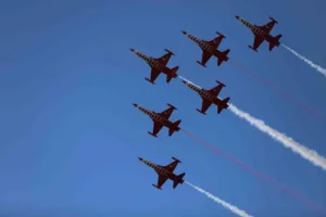 Türk Hava Kuvvetleri’nin akrobasi timi Türk Yıldızları, Bandırma semalarında unutulmaz