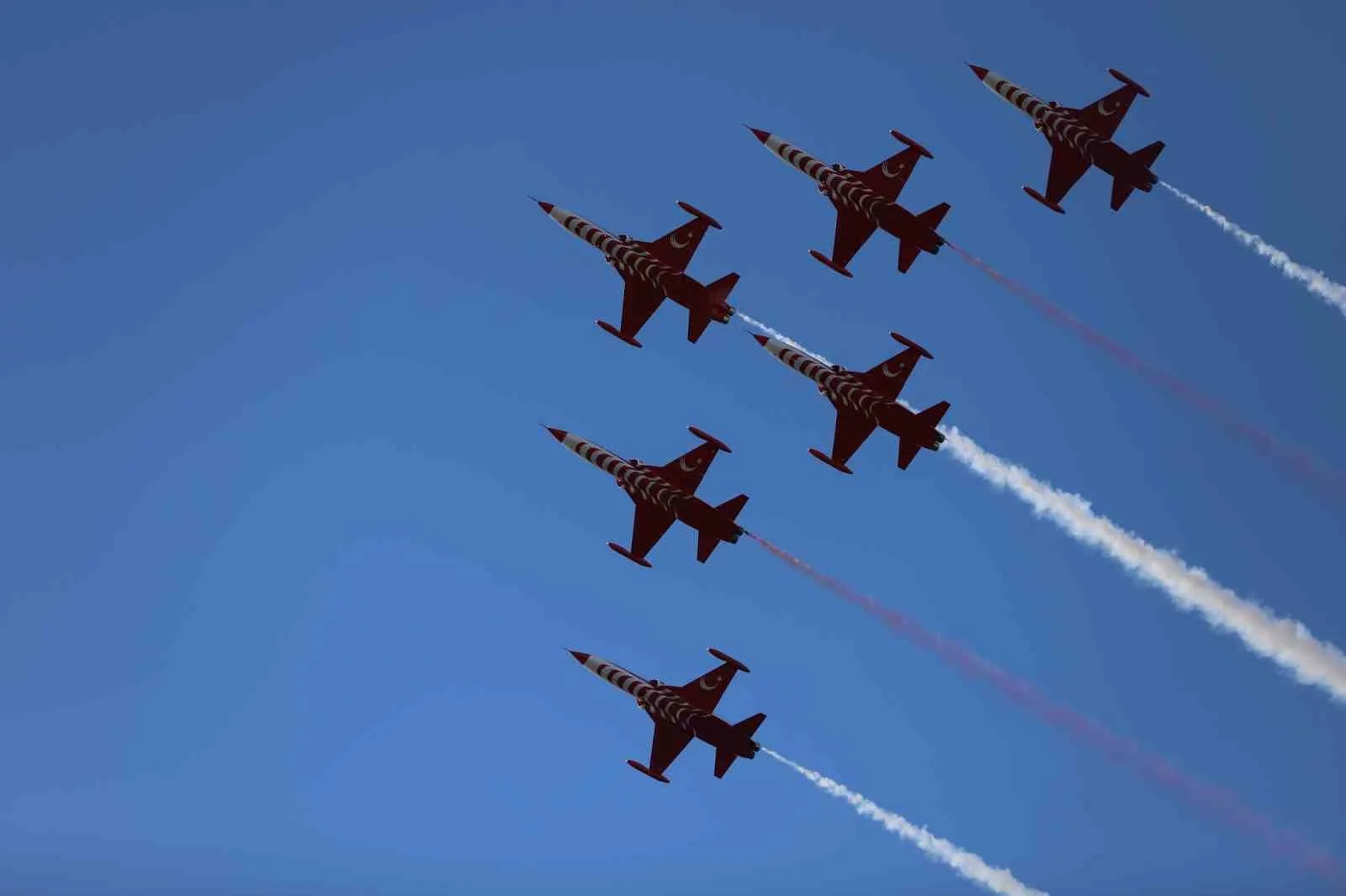 Türk Hava Kuvvetleri’nin akrobasi timi Türk Yıldızları, Bandırma semalarında unutulmaz