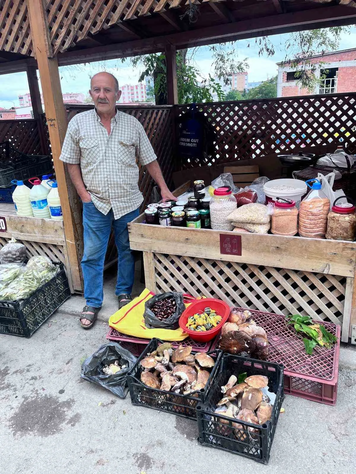 Sinop’un Türkeli ilçesinde sonbaharın bereketi pazara yansıdı. Sezonun ilk kestaneleri