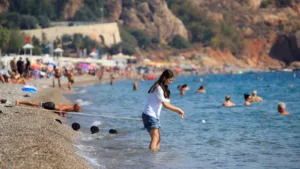 Türkiye’nin birçok noktasında kış yüzünü göstermeye başlarken, Antalya’da yazdan kalma