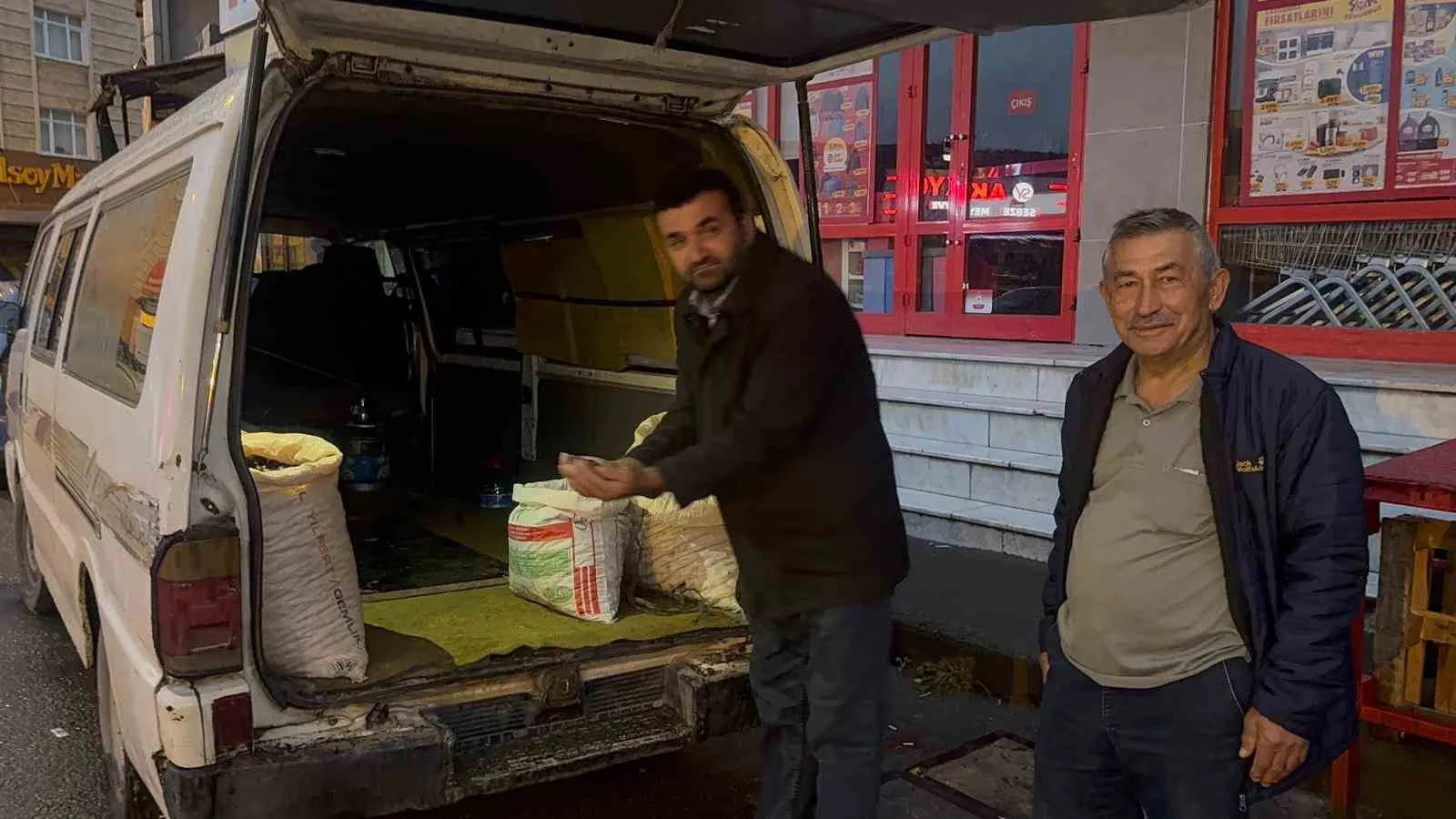 ZONGULDAK (İHA) – Zonguldak’ın Alaplı ilçesinde orman köylülerince toplanarak pazarda