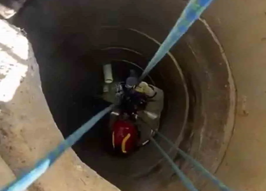 Tuzla’da yaklaşık 10 metrelik su kuyusuna düşüp içerisinde mahsur kalan