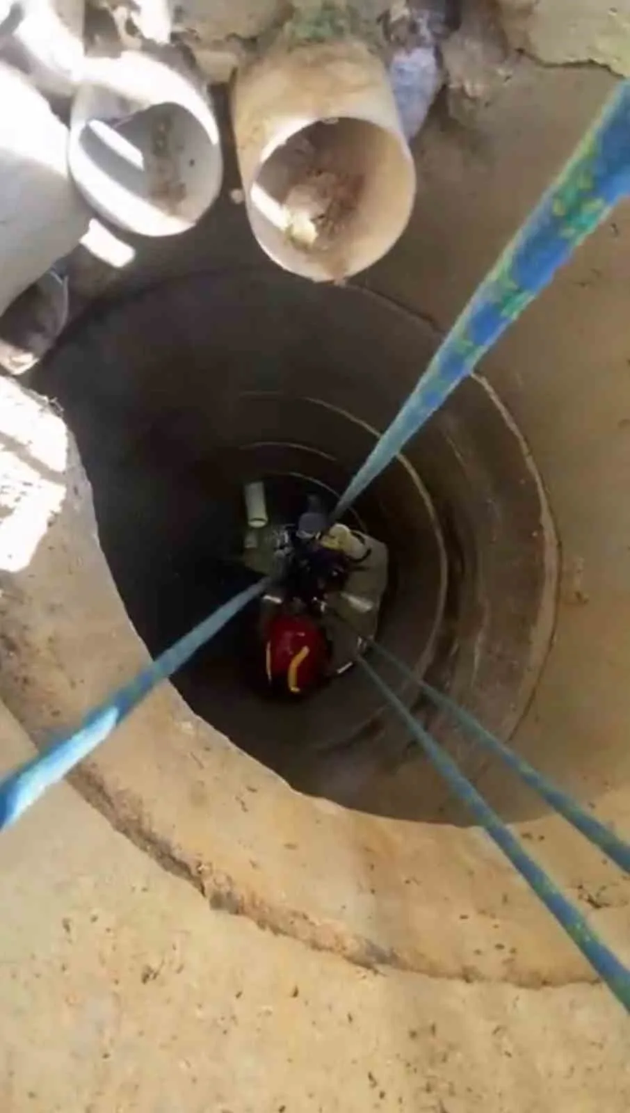 Tuzla’da yaklaşık 10 metrelik su kuyusuna düşüp içerisinde mahsur kalan