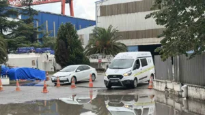 Tuzla Tersaneler Bölgesi’nde mekanik bakım yapılan bir geminin yan yatması