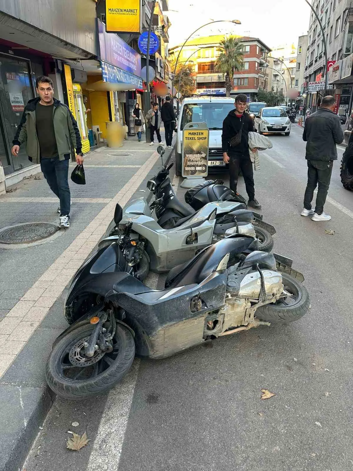 Balıkesir’in Erdek ilçesinde meydana gelen kazada bir sürücü, çarptığı park