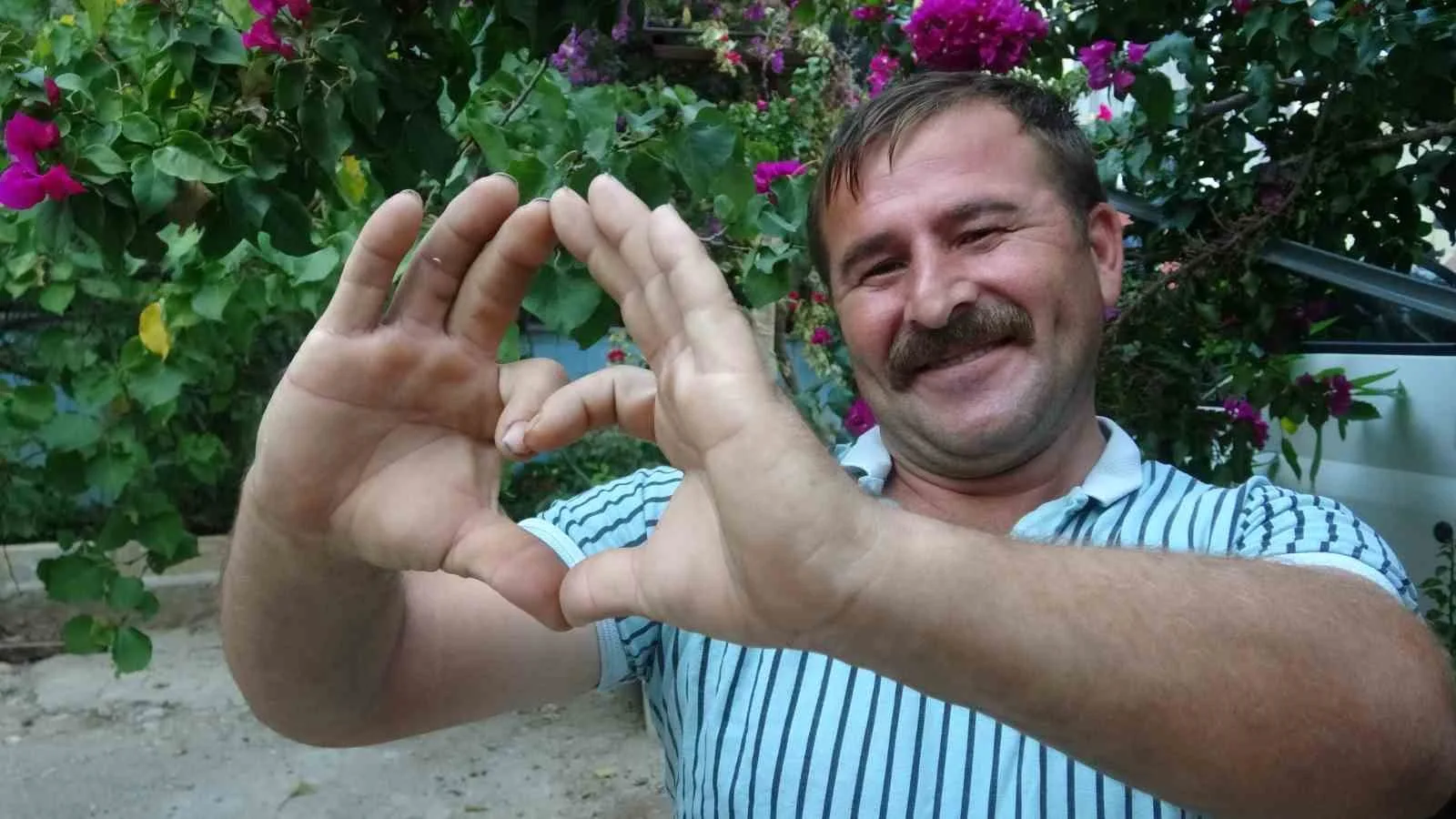 Antalya Havalimanı’nda bagaj yüklemesi sırasında sempatik tavırlarıyla dikkat çeken apron