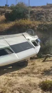 Hatay’da uçurumdan yuvarlanan servisin sürücüsü yaralandı. Kaza, Antakya ilçesi Mansurlu